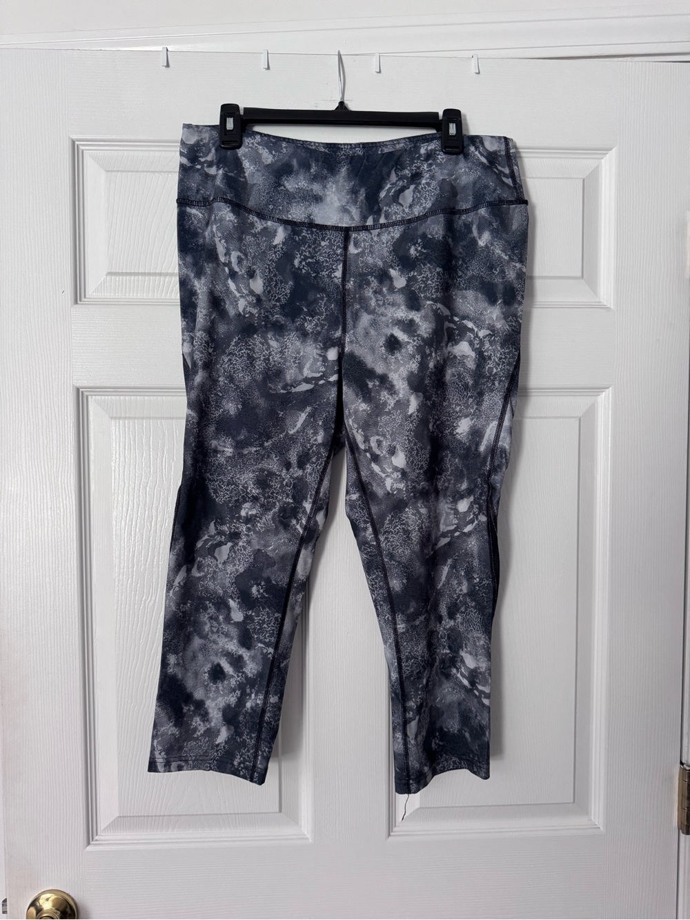 tek gear Women's Grey Marble-Print Capris